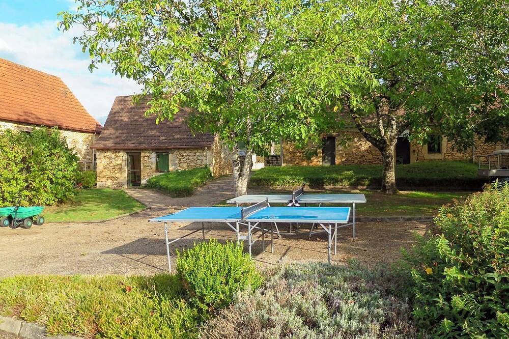 Nice apartment in villa for 4 guests with Wifi, pool, Tv, terrace, pets allowed and parking in Montignac, Périgord Noir