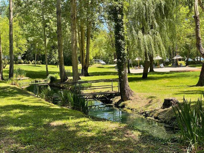 Hôtel pour 2 personnes, avec terrasse et jardin ainsi que vue et piscine, animaux acceptés à Nant - 2