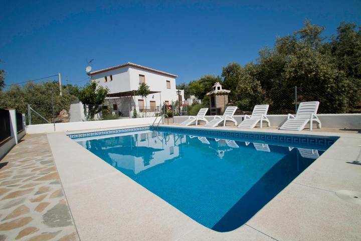 Apartamento para 10 personas, con Terraza y Jardín además de Piscina y Vistas al lago en Iznájar