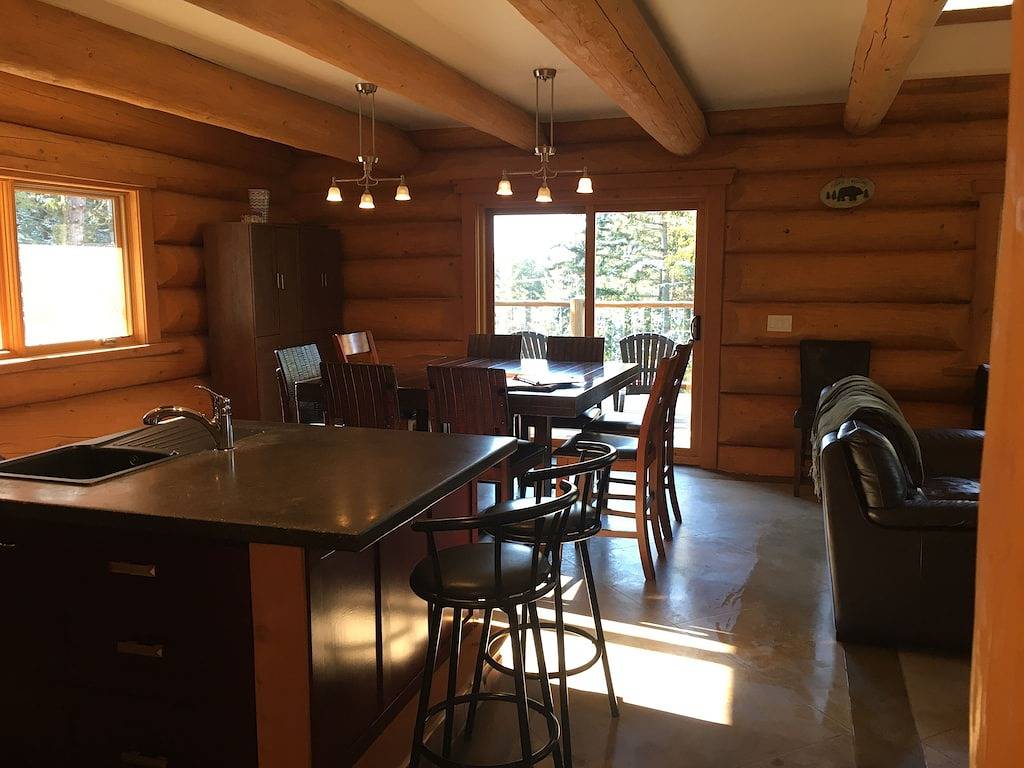 Goldenes Blockhaus über dem Tal in Kicking Horse