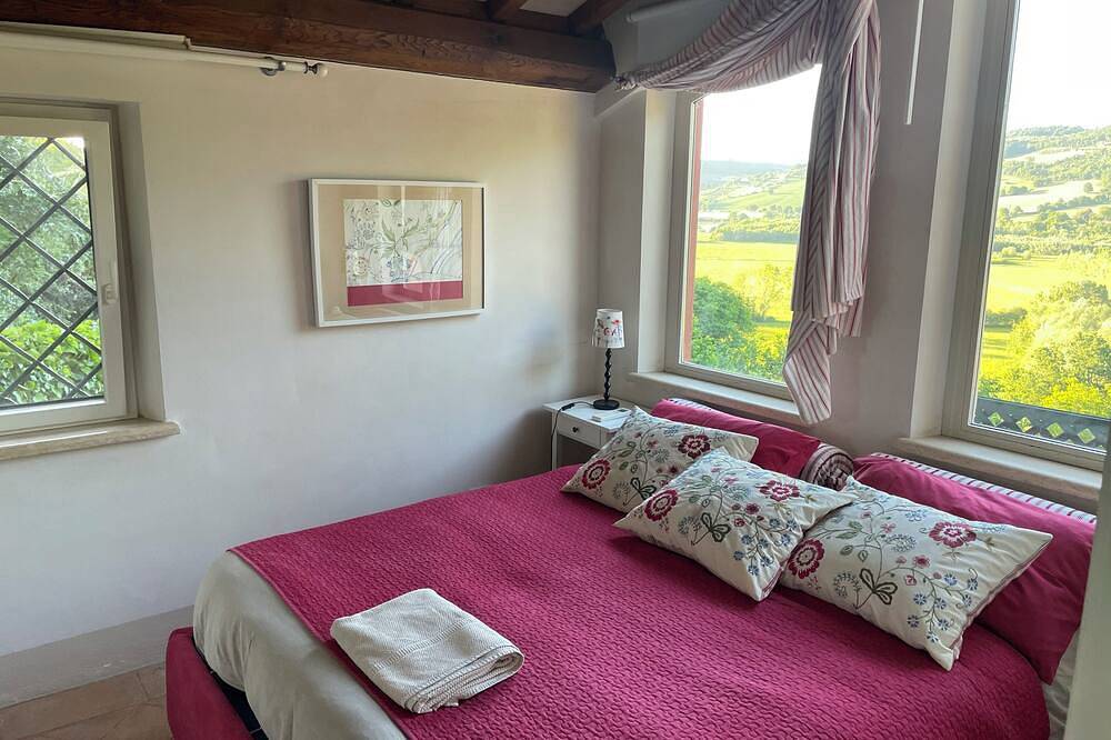 La casa rossa sulle rovine romane in Otricoli, Provincia di Terni