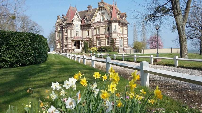 Hôtel pour 3 personnes, avec jardin ainsi que vue et piscine, animaux acceptés à Bazincourt-sur-Epte