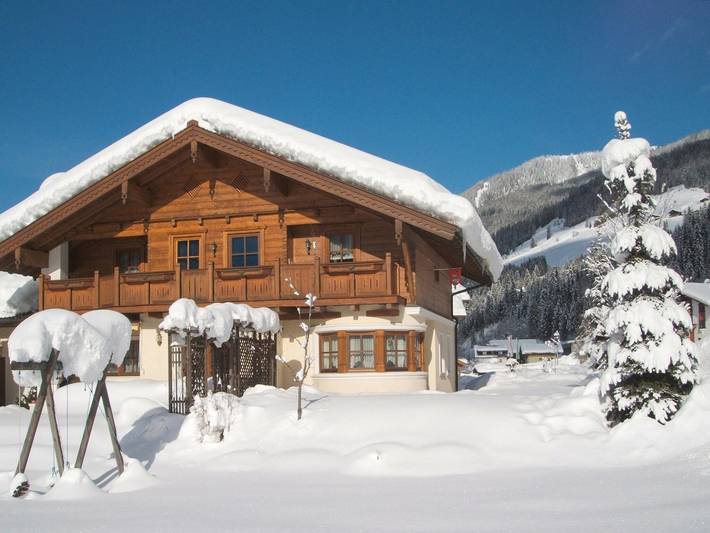 Ferienwohnung für 5 Personen, mit Balkon/Terrasse und Balkon sowie Terrasse und Garten