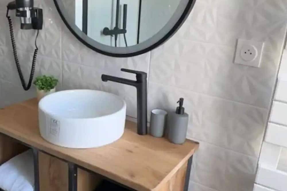 Entire apartment, Le gîte de la ruelle With its whirlpool bath in Remiremont, Épinal region