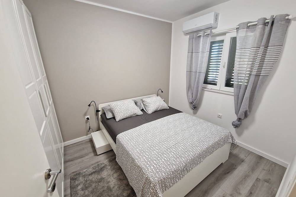 Entire apartment, New Holliday Apartment A2+2, Family house, garden pool, terase, wi-fi in Šibenik-Knin