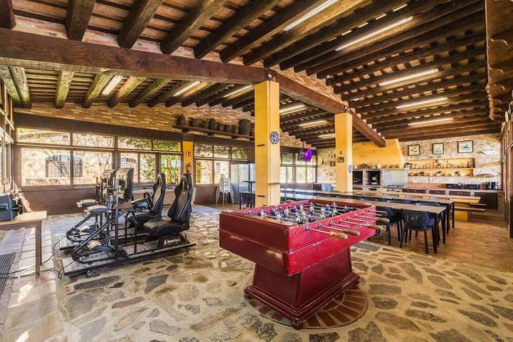10 Habitaciones|33personas|Pista de Tennis, Campo de Fútbol, BBQ|45min de Bcn in Sils, Provincia de Gerona