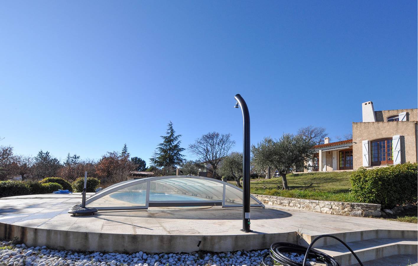 Appartement confortable avec piscine et parking près d'une rivière et d'un lac in Saint-Laurent-du-Verdon, Parc naturel régional du Verdon