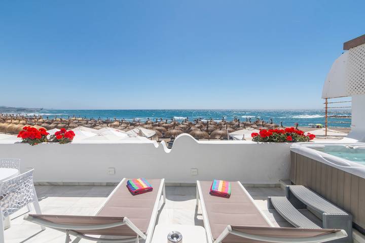 Apartamento entero, Amplio apartamento frente al mar con vistas, Wi-Fi y aire acondicionado en Marbella in Marbella Centro, Marbella