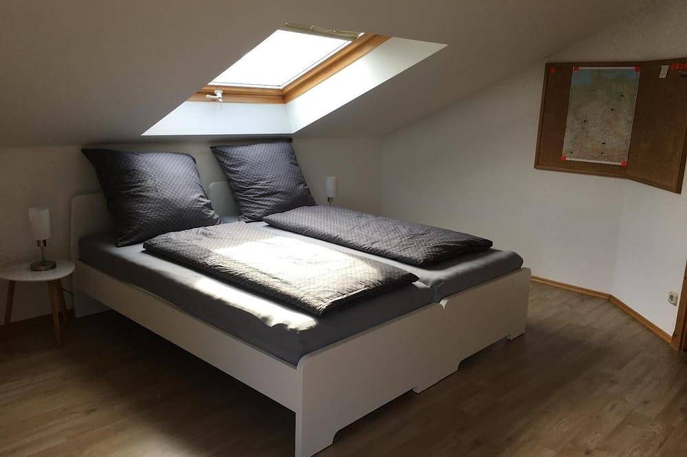 Ganze Wohnung, Klimatisierte Ferienwohnung (110qm) mit Balkon und 2 Schlafzimmer in Cham, Ostbayern