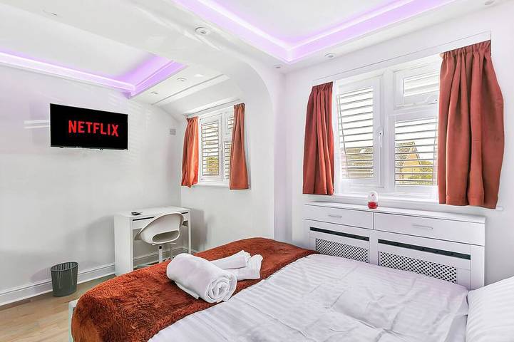 Aspen Close – 4-Bedroom Retreat with Spa, Sauna & Gym in Aylesbury in Buckinghamshire