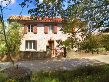 Location de vacances pour 2 personnes, avec piscine ainsi que vue et jardin dans Le Fraysse