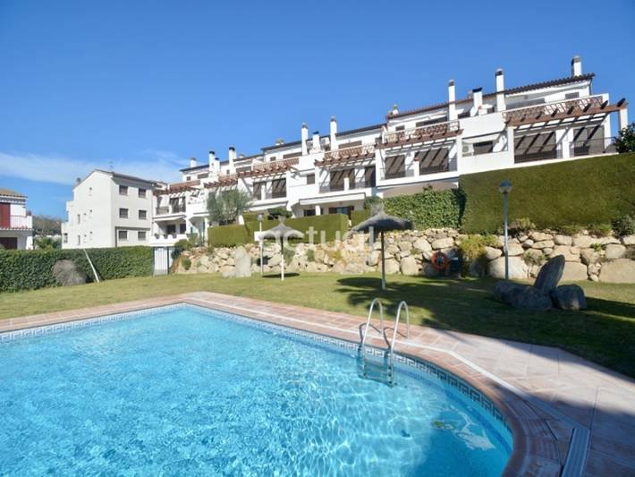 Ferienwohnung für 4 Personen, mit Terrasse und Garten sowie Pool