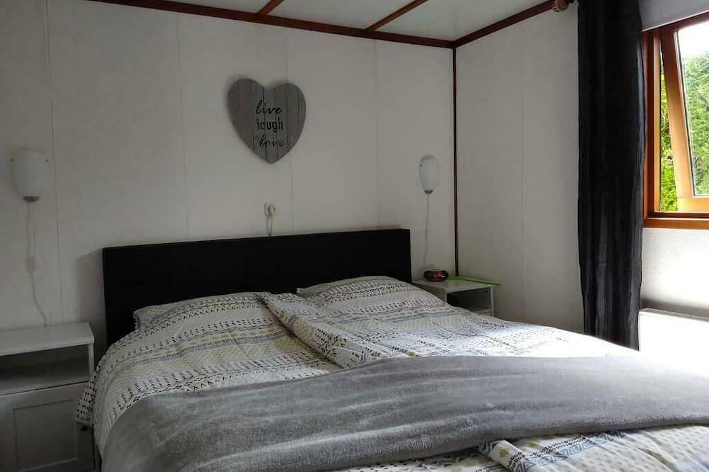 Comfortable Chalet with spacious terrace and (play) garden facing south. in IJssel