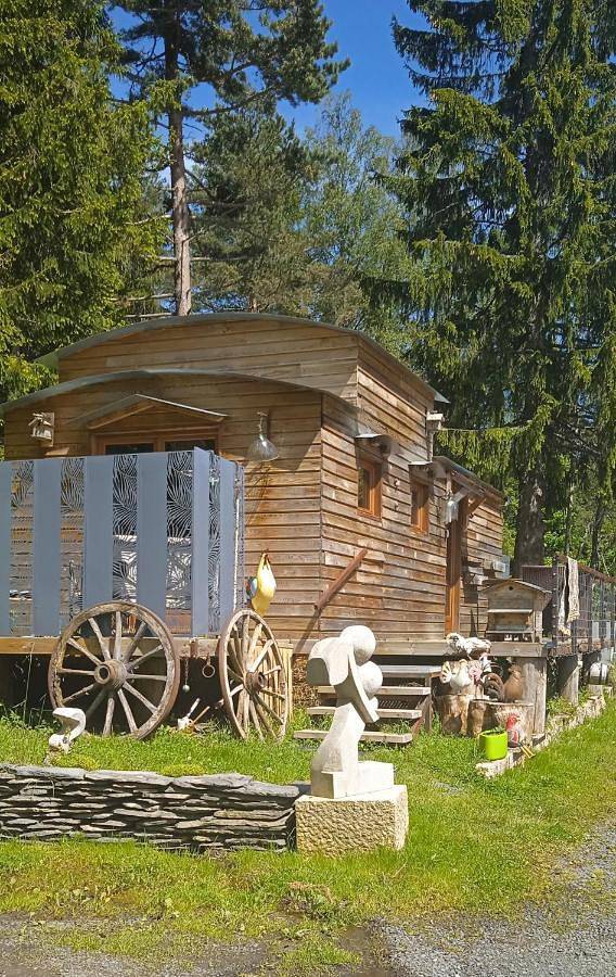Camping pour 4 personnes, avec Balcon et Terrasse ainsi que Jardin et Vue à Champclause