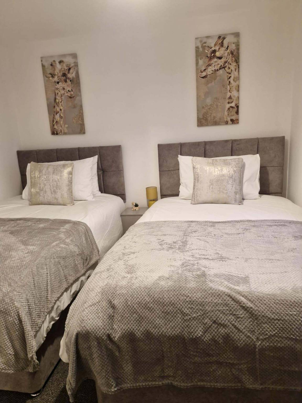House Sleeps 10 with Garden and Pets Welcome in Merseyside