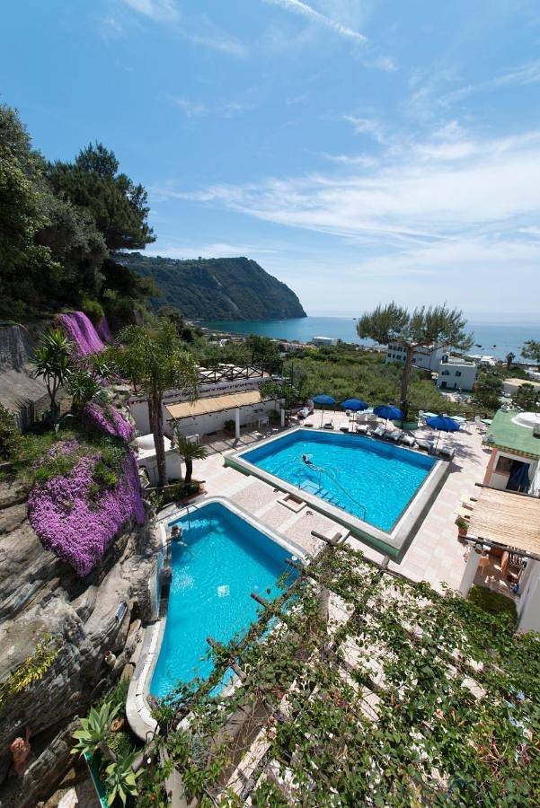 Hotel für 4 Personen, mit Balkon und Whirlpool sowie Terrasse und Garten in Panza