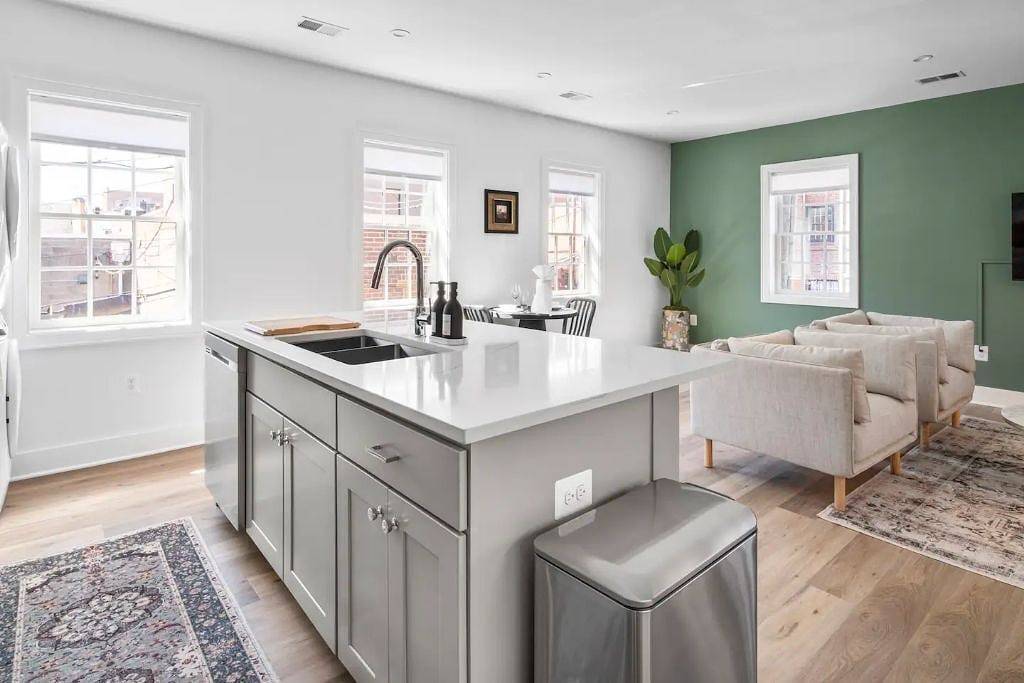 Ganze Wohnung, ★1/2 Block to King Street, King Bed ~ Free Parking★ in Alexandria (VA), Alexandria City