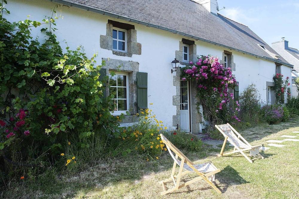 La Maison de l'Amiral, son jardin arboré et son tennis. in Moëlan-sur-Mer, Côte de Cornouaille
