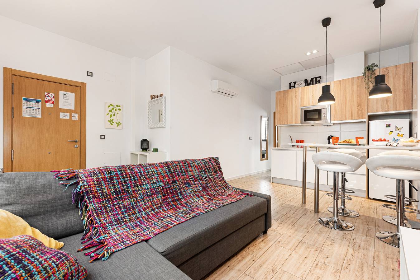 Entire apartment, Apartment 'Suite Jinetes' with Shared Pool, Wi-Fi and Air Conditioning in Málaga Central District, Malaga