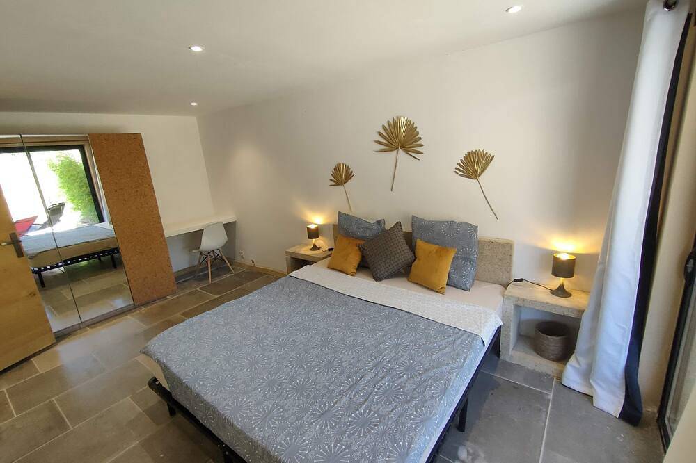 Gite in renovated Mas provençal with private pool in Vers-Pont-du-Gard, Nimes region