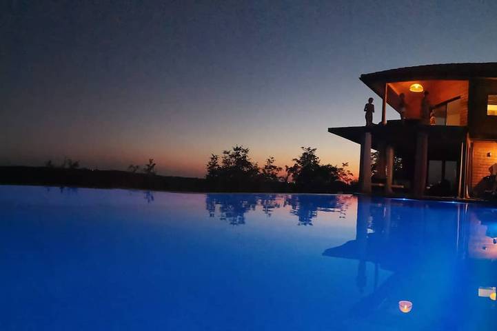 Location de vacances pour 8 personnes, avec Balcon ainsi que Jardin et Piscine à Pimbo