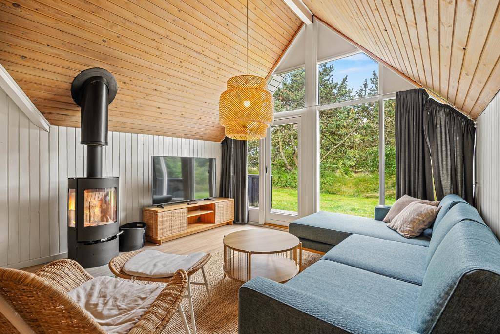 Renoveret poolsommerhus med spabad, sauna og indhegnet grund in Blåvand, Varde Kommune