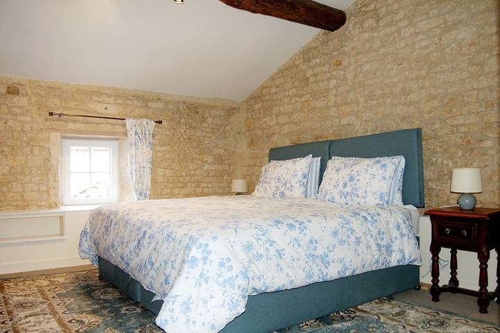 Geräumiges Ferienhaus mit 1 Schlafzimmer und Gemeinschaftspool in der Charente in La Forêt-de-Tessé, Charente