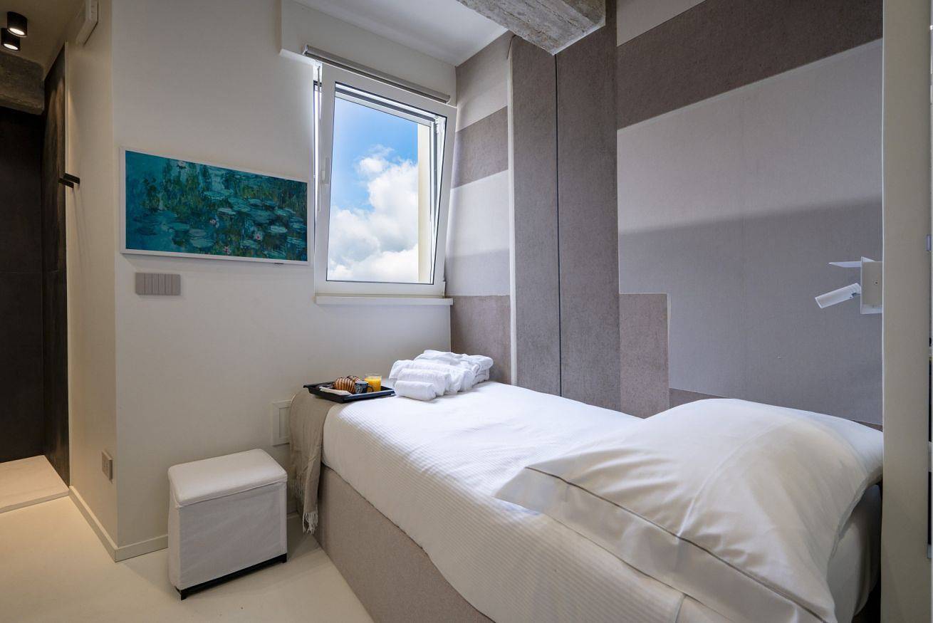 Entire apartment, Solo Retreat - Independent Room w/no Shared Spaces in Bari, Bari Province