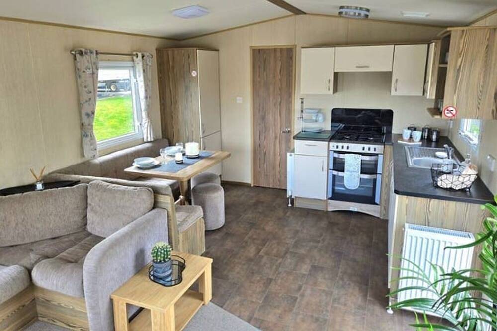 Felixstowe beach holiday park caravan/mobile home 5 minute walk to the beach in Felixstowe, Suffolk