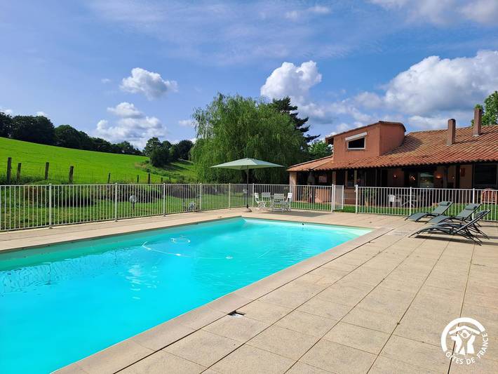 Gîte pour 8 personnes, avec terrasse ainsi que piscine et jardin