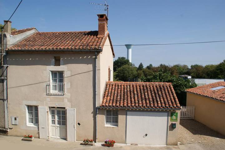 Gîte pour 4 personnes, avec terrasse et jardin, animaux acceptés à Lathus-Saint-Rémy