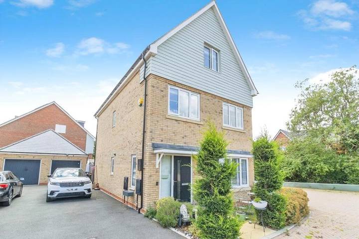 Holiday rental for 8 people, with garden and hot tub in Milton Keynes
