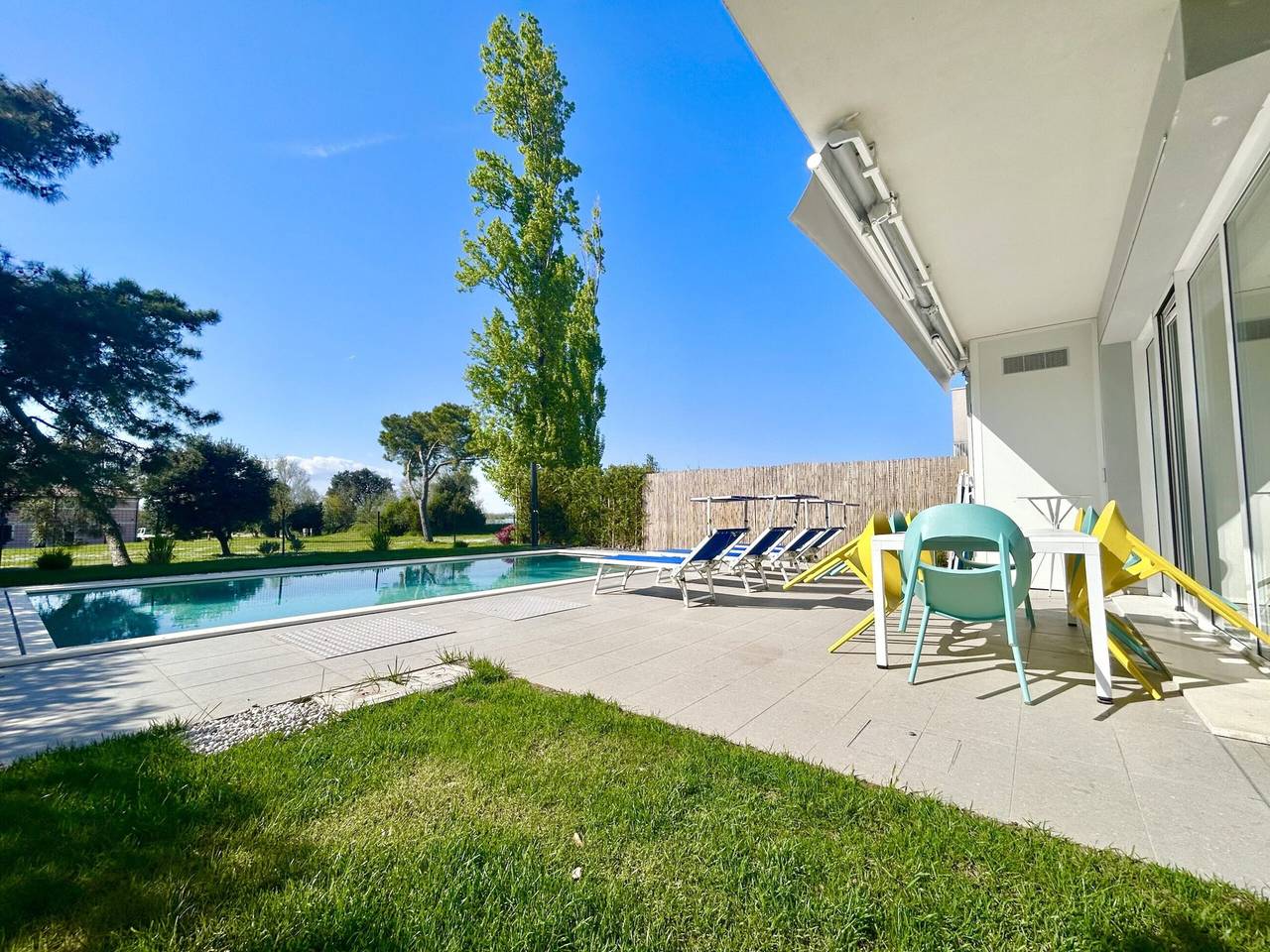 Golden Hour Retreat Villa mit Lagunenblick und Pool in Isola Albarella, Rosolina