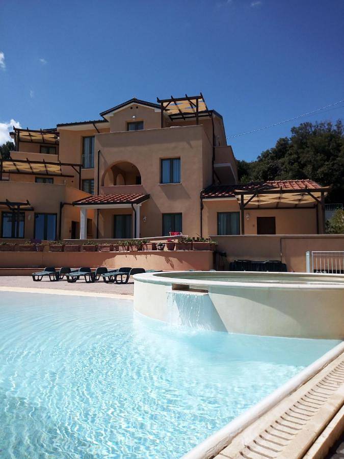 Location de vacances pour 4 personnes, avec Jacuzzi et Terrasse ainsi que Jardin et Bassin pour enfant à Cavo