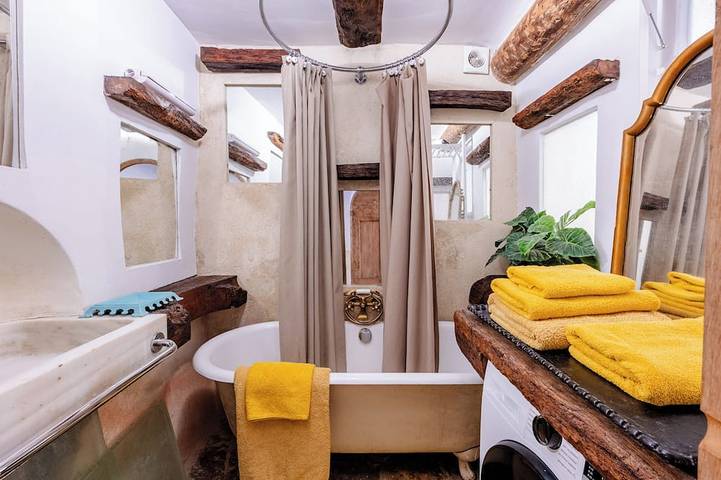 Rock House – Pool & Authentic 17th-Century Home in Goult, Parque natural regional del Luberon