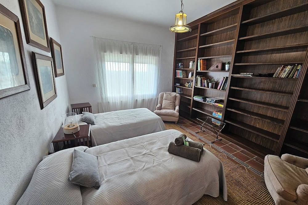 30 min from Madrid ideal for family reunions, retreats, workshops .... in Valdemorillo, Madrid Province