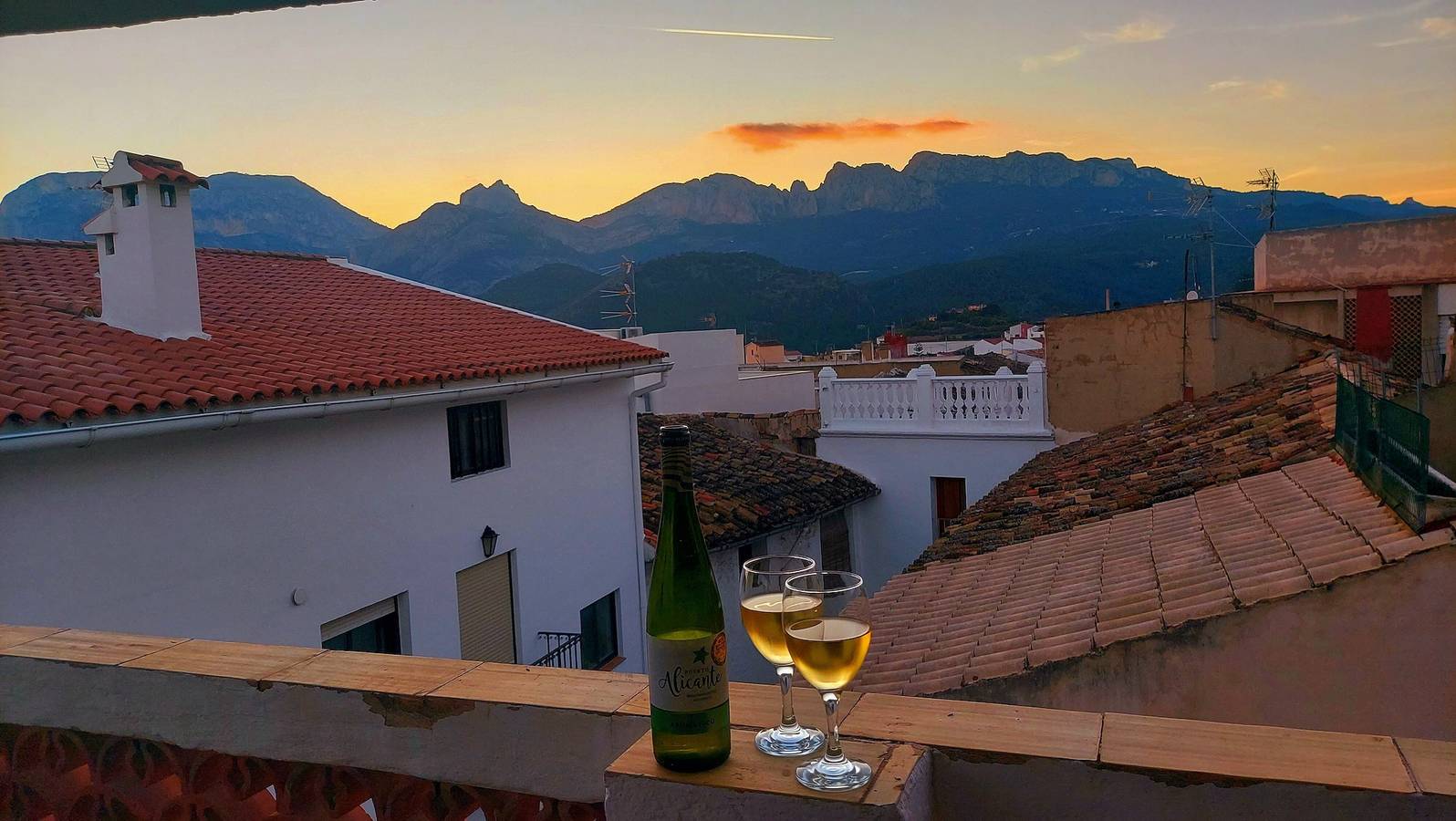 Casa Amarilla, preciosa casa en auténtico pueblo español entre montañas y mar in Callosa de Ensarriá, Costa Blanca