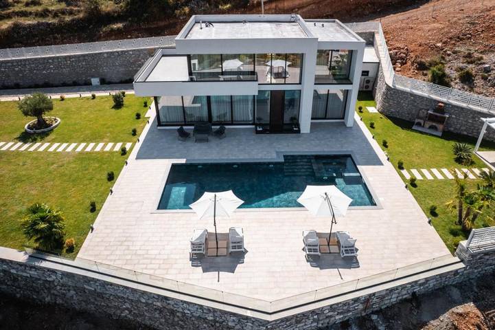 Villa for 8 personer, Balkong og Terrasse i tillegg til Hage og Badebasseng i Albania