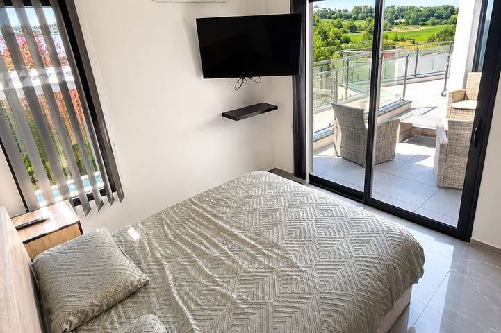 Magnificent villa with golf view 20 min from the sea and 10min from the center of Montpellier in Juvignac, Costa mediterránea (Francia)