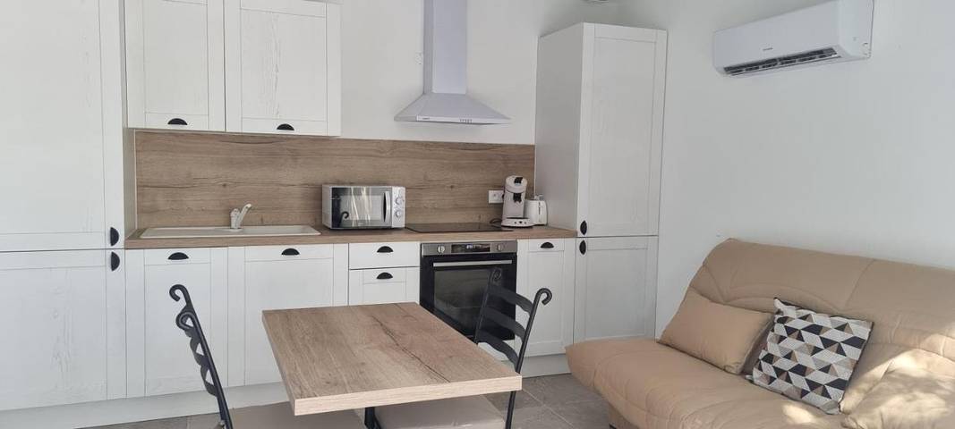 Location de vacances pour 2 personnes, avec terrasse ainsi que jardin et piscine à Saint-Estève-Janson - 2