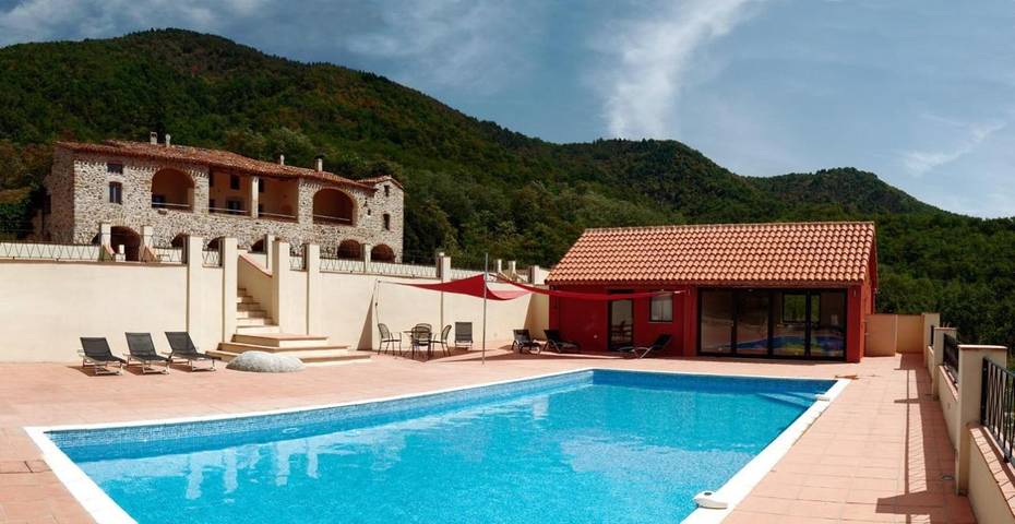 Location de vacances pour 16 personnes, avec vue ainsi que piscine et jardin à Saint-Laurent-de-Cerdans - 2