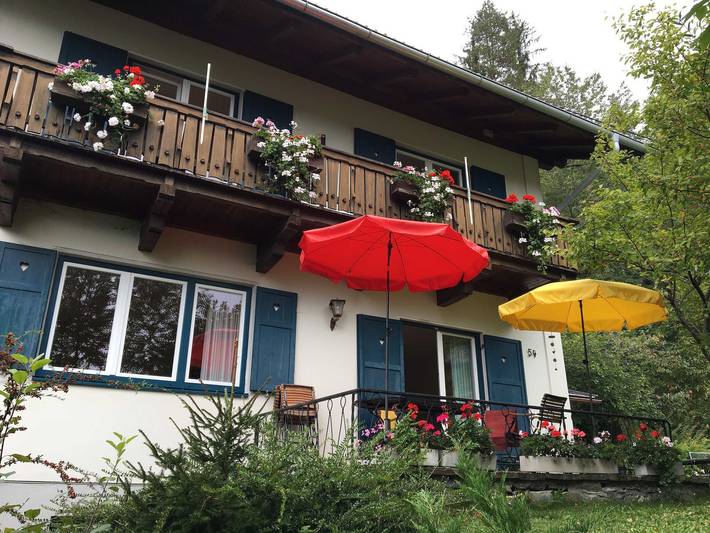 Hütte für 4 Personen, mit Balkon und Terrasse sowie Garten und Seeblick am Weissensee