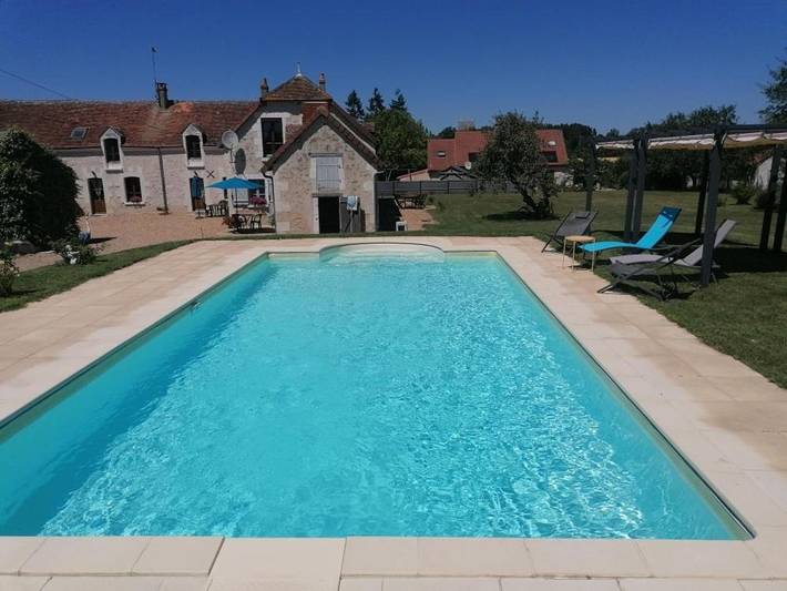 Gîte pour 12 personnes, avec terrasse ainsi que jardin et piscine à Villeloin-Coulangé