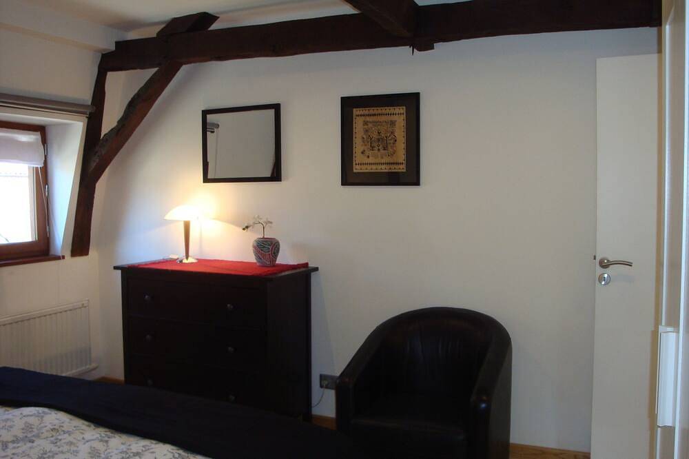 Appartement entier, La Charente, charmante apt. situé au centre village médiéval et marcher jusqu'à la rivière in Beaulieu-sur-Dordogne, Région de Brive-la-Gaillarde