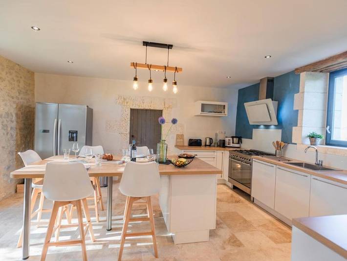 Location de vacances pour 7 personnes, avec terrasse ainsi que jardin et piscine à Champagne-et-Fontaine - 4