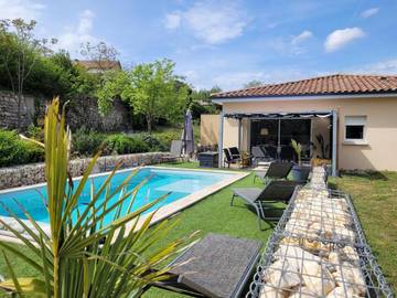 Cottage pour 8 personnes, avec piscine et jardin à Ucel