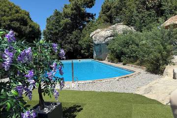 Gîte pour 6 personnes, avec piscine ainsi que jardin et jacuzzi à Berre-les-Alpes