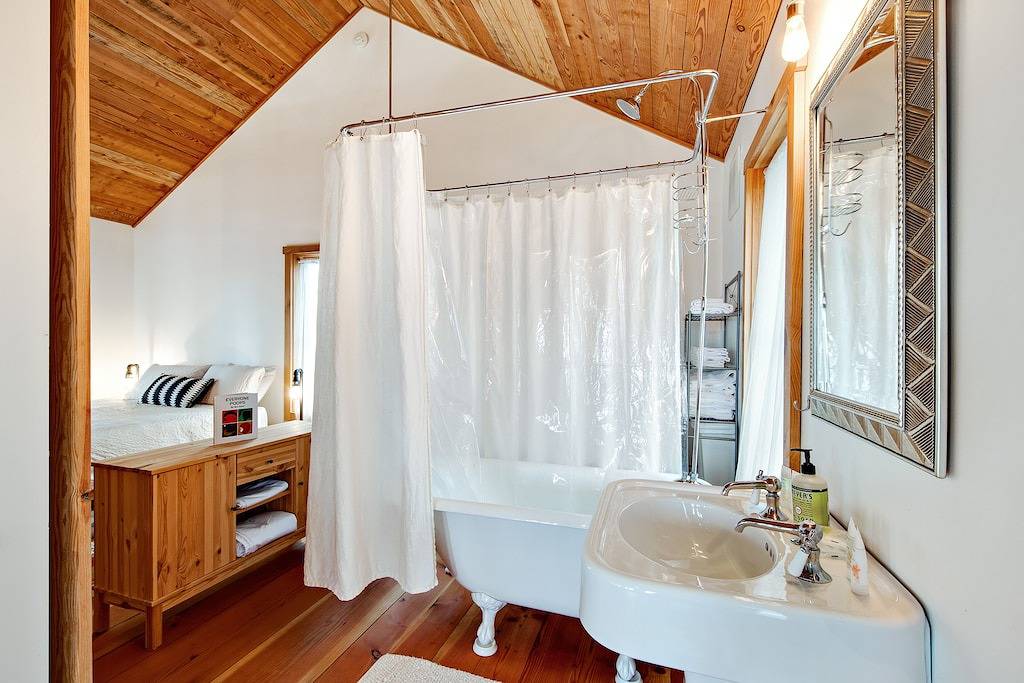 Secluded & stylish eco love nest right in town - perfect for work & play in Orcas Island