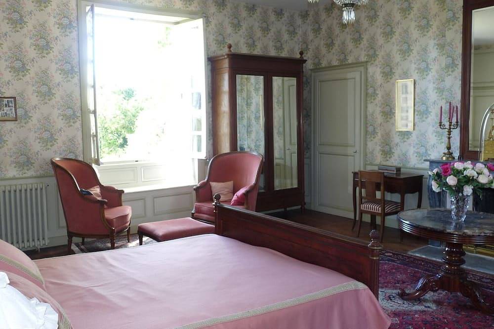 Propriété de charme spacieuse, bien équipée, avec grand parc et tennis in Marigny-Brizay, Vienne (France)
