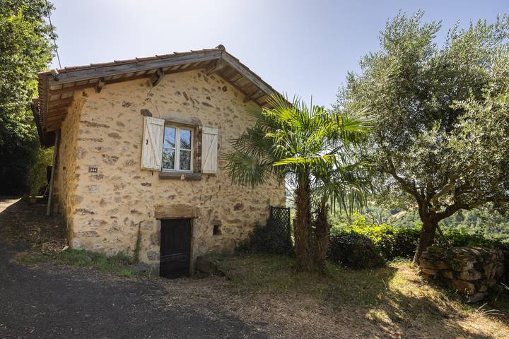 Petite maison en pierres proche du village d'agnac in Firmi, Aveyron